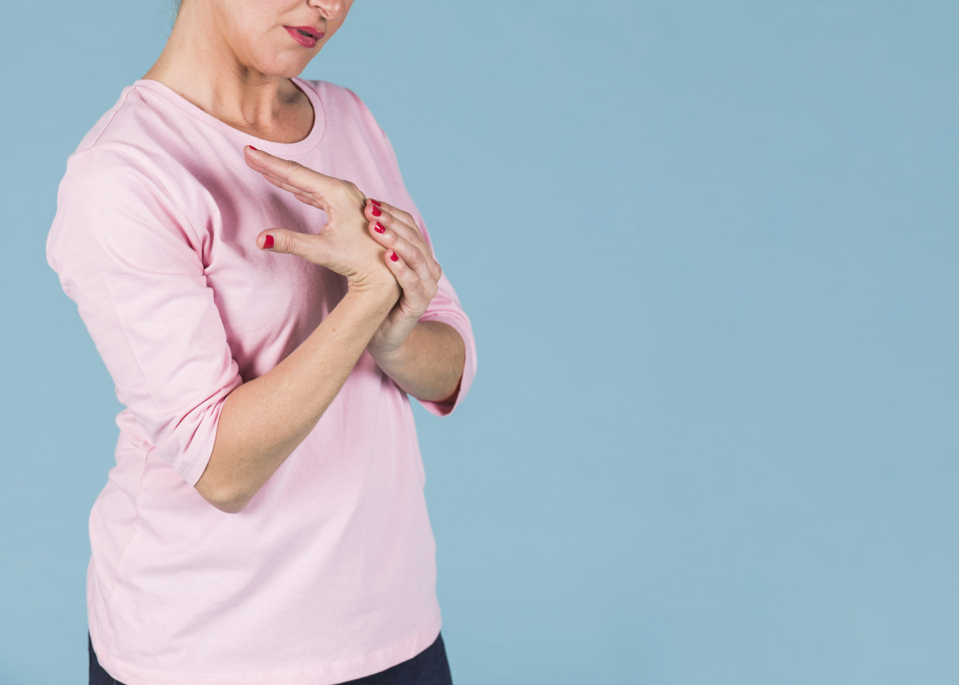 Frau hält sich schmerzende hand