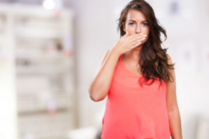 Frau schämt sich für Mundgeruch